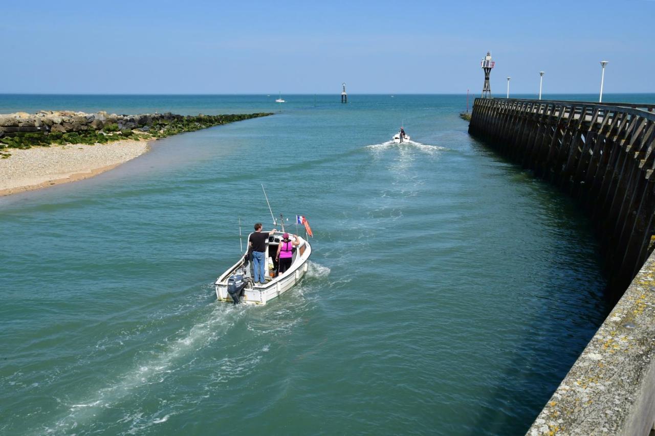 Le Petit - Entre Le Port Et La *